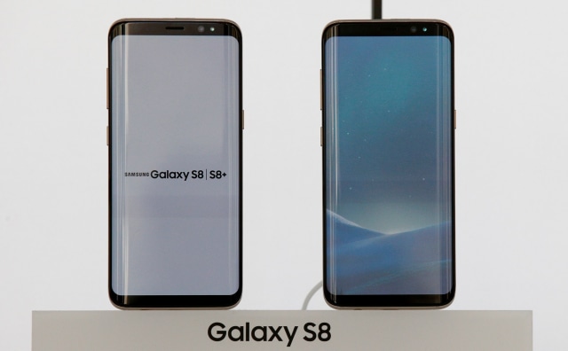 Smartphone Samsung Galaxy S 8 dan S 8 Plus. (Foto: REUTERS/Brendan McDermid)