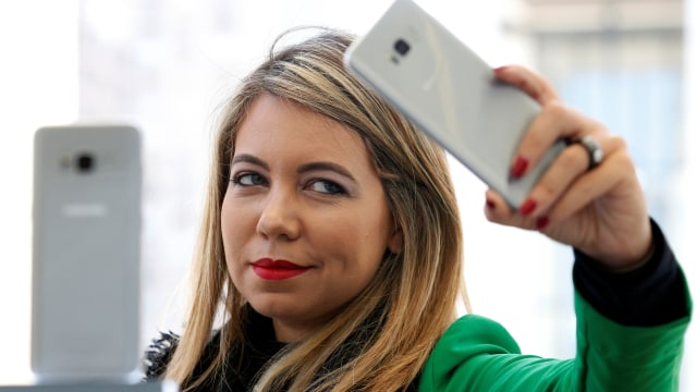 Seorang perempuan selfie dengan Galaxy S8. (Foto: REUTERS/Brendan McDermid)