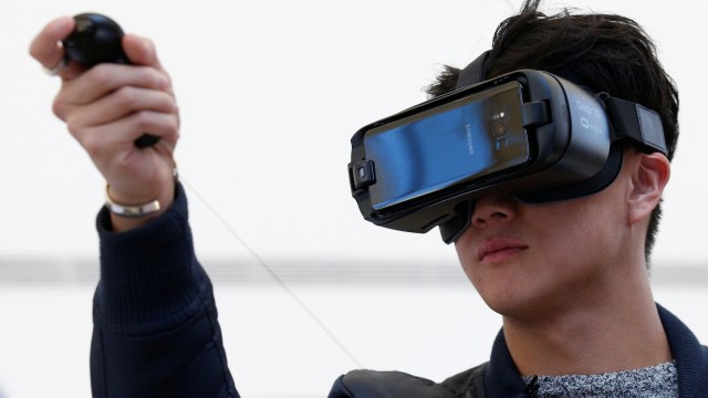 Seorang pria memakai Samsung Gear VR. (Foto: REUTERS/Brendan McDermid)