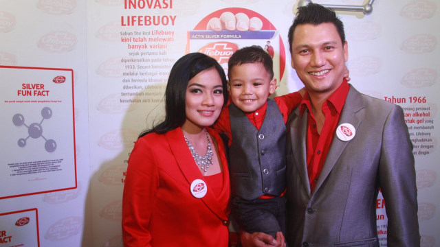 Titi Kamal, Christian Sugiono, dan anaknya. (Foto: Munady Widjaja)