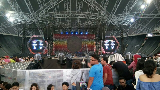 Suasana di sekitar panggung musik Coldplay. (Foto: Cornelius Bintang/kumparan)