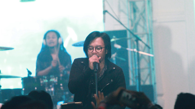 Ari Lasso dalam Konser Musik Harmoni 90 (Foto: Munady)