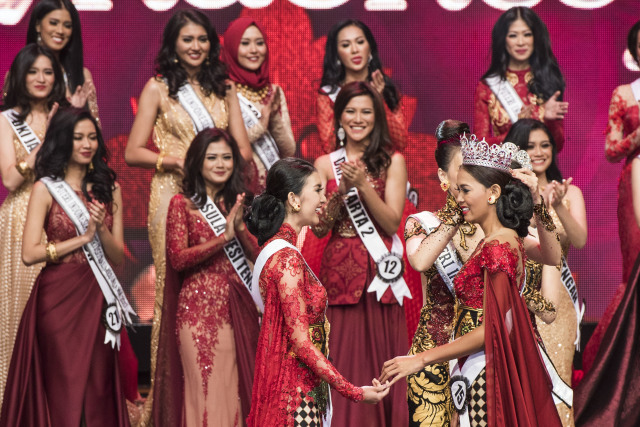 Miss Universe kenakan mahkota pada Bunga Jelitha (Foto: ANTARA FOTO/M Agung Rajasa)
