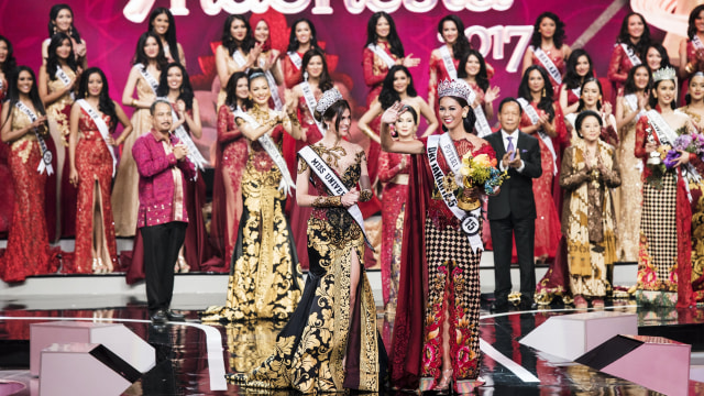 Bunga Jelitha bersama Iris Mittenaere (Foto: ANTARA FOTO/M Agung Rajasa)