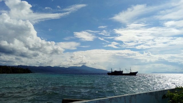 Kapal ditarik ke Pantai Morella (Foto: Pranamya/kumparan)