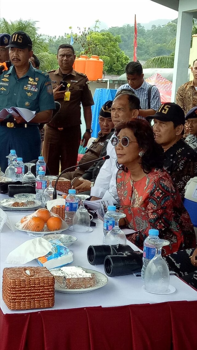 Menteri Susi menyaksikan penenggelaman kapal (Foto: Surawira Ningtyas/kumparan)