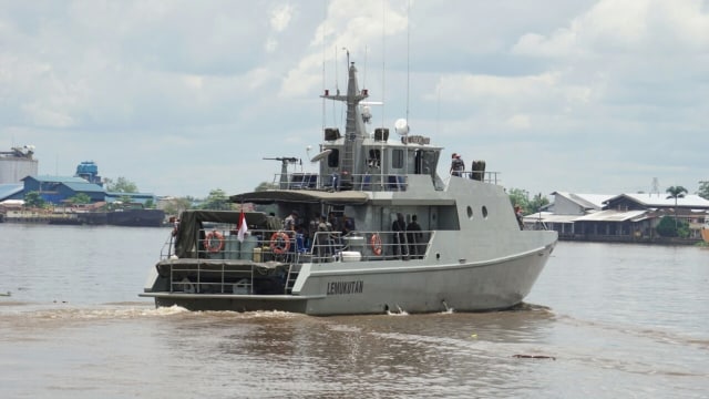 Kapal di Pulau Datu, Mempawah, Kalimantan Barat. (Foto: Aditia Noviansyah/kumparan)