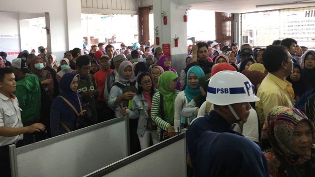 Antrean di Stasiun Rangkasbitung. (Foto: Dok. KCJ )