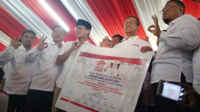 Anies-Sandi di deklarasi buruh di DPP Gerindra. (Foto: Amanaturrosyidah/kumparan)