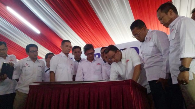 Anies menandatangani deklarasi. (Foto: Amanaturrosyidah/kumparan)