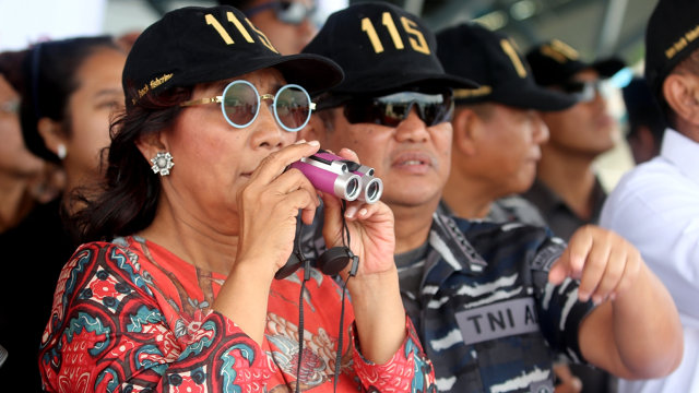 Susi Pudjiastuti pantau penenggelaman kapal asing. (Foto: Antara/Izaac Mulyawan)