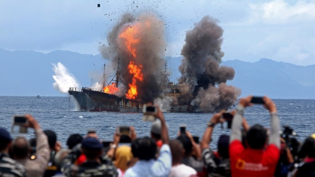 Penenggelaman kapal asing di Indonesia. (Foto: Antara/Izaac Mulyawan)
