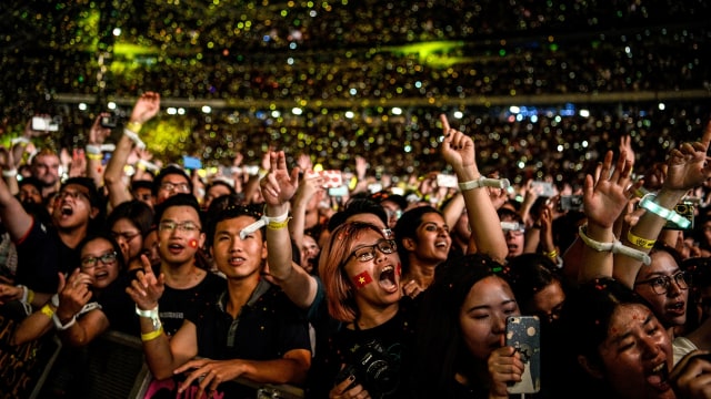 Para penonton konser Coldplay di Singapura. (Foto: The Straits Times/Mark Cheong via REUTERS)