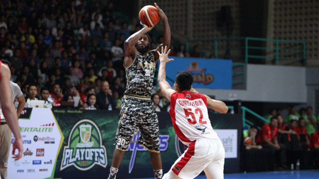 Ashton Smith menembak bola. (Foto: IBL Indonesia)