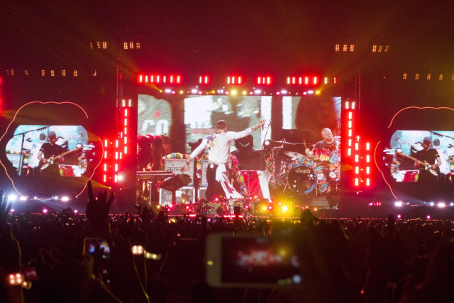 Gemerlap panggung konser Coldplay di Singapura (Foto: Cornelius Bintang/kumparan)