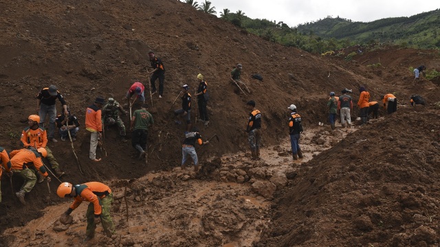 Pencarian korban longsor Ponorogo (Foto: Zabur Karuru/Antara)