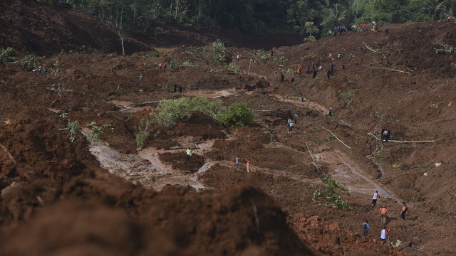 Pencarian korban longsor Ponorogo (Foto: Zabur Karuru/Antara)