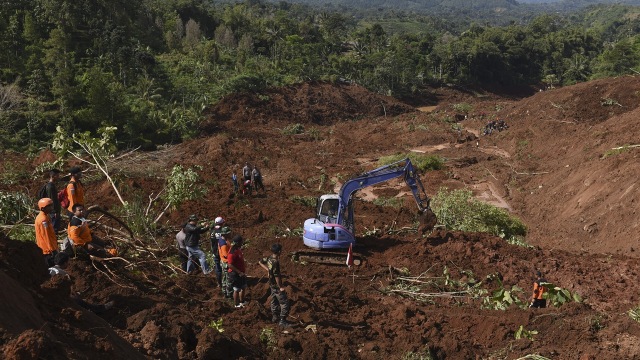 Pencarian korban longsor Ponorogo (Foto: Zabur Karuru/Antara)