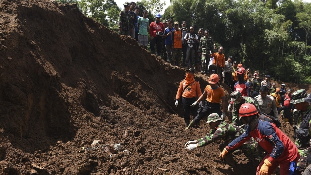 Pencarian korban longsor Ponorogo (Foto: Zabur Karuru/Antara)