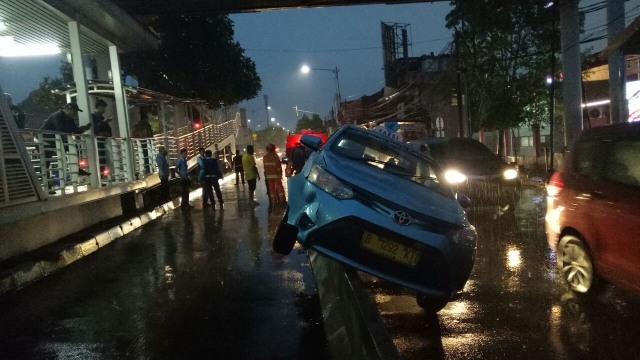 Taksi tabrak separator busway di jati padang. (Foto: Aria Pradana/kumparan)