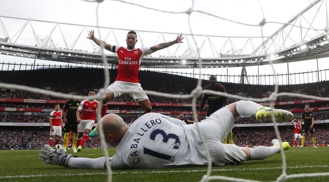 Theo Walcott merayakan gol dari Mustafi. (Foto: Eddie Keogh/Reuters )