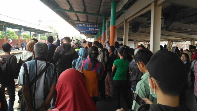 Perubahan jadwal bikin penumpang menumpuk. (Foto: Niken Nurani/kumparan)