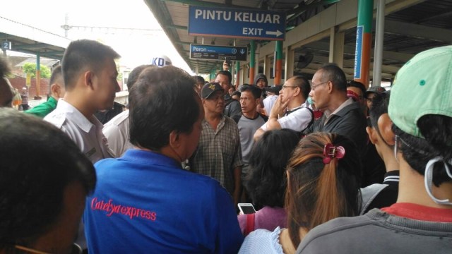 Penumpang menumpuk di Stasiun Kalideres. (Foto: Niken Nurani/kumparan)