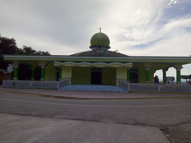 Masjid Di antara Morella dan Mamala (Foto: Wisnu Prasetiyo/kumparan)