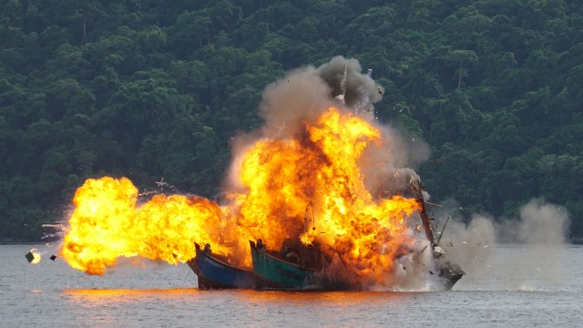 Kapal ikan asing illegal fishing dimusnahkan. (Foto: Aditia Noviansyah/kumparan)