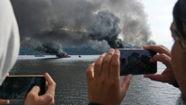 Warga memotret penenggelaman kapal. (Foto: Aditia Noviansyah/kumparan)