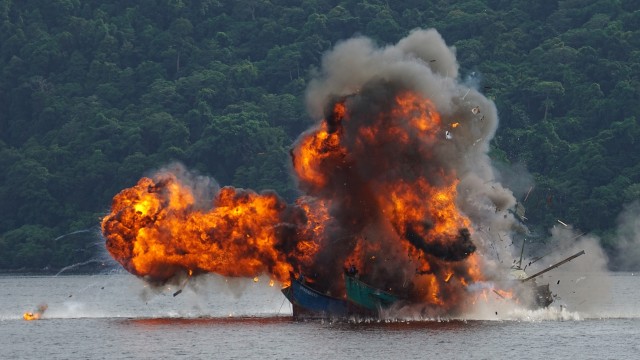 Penenggelaman kapal ikan asing illegal fishing. (Foto: Aditia Noviansyah/kumparan)