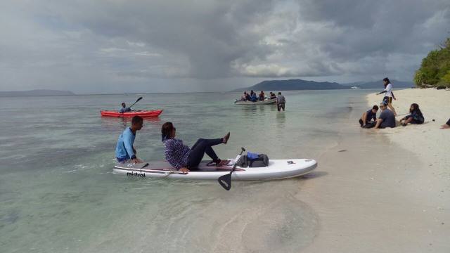 Menteri Susi paddling di pantai Pulau Pombo (Foto: Pranamya Dewati/kumparan)