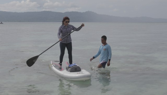 Susi menggunakan paddle board  (Foto: Ridho Robby/kumparan)