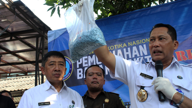 Ketua BNN Budi Waseso musnahkan narkoba (Foto: Risky Andrianto/ANTARA)