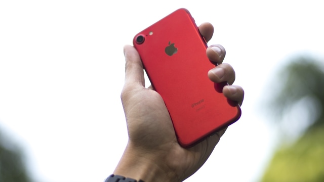 iPhone 7 Product Red. (Foto: Cornelius Bintang/kumparan)