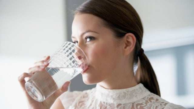 Minum air putih yang banyak ketika berpuasa (Foto: Thinkstock)
