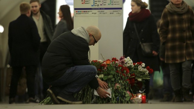 Seorang pria meletakkan bunga St. Petersburg. (Foto: REUTERS/Anton Vaganov )