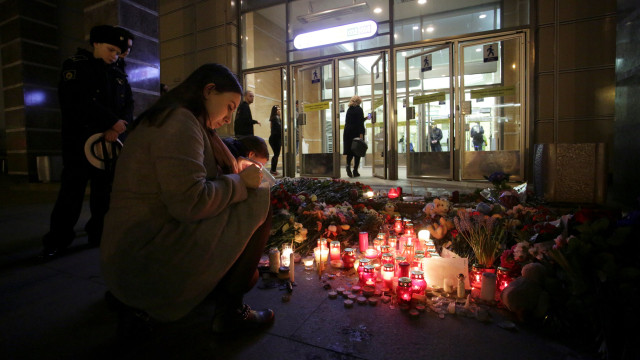 Warga Rusia berduka. (Foto: REUTERS/Anton Vaganov )