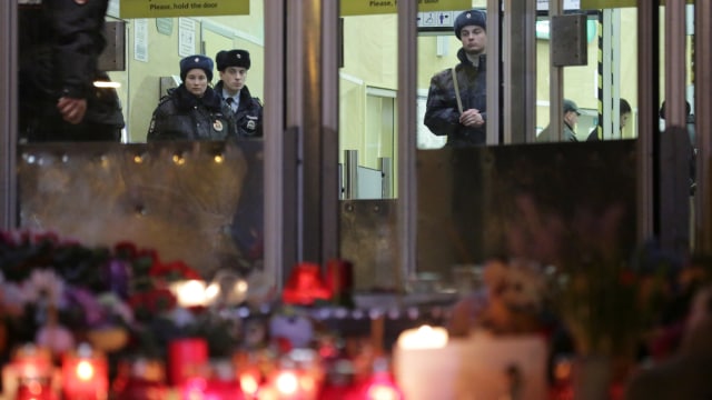 Polisi berjaga di lokasi teror St. Petersburg. (Foto: REUTERS/Anton Vaganov )