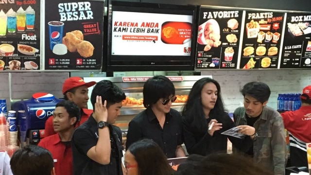 Kevin Aprillio di gerai KFC (Foto: Twitter: @JagonyaMusik)