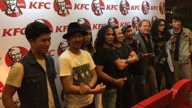 Aktivitas Lillywhite bersama Slank di acara KFC (Foto: Twitter: @JagonyaMusik)