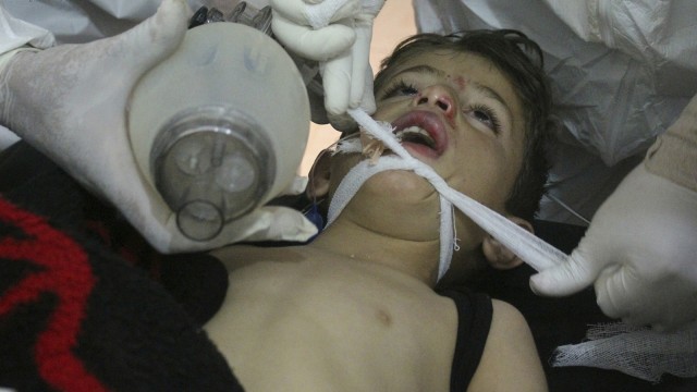 Korban senjata kimia sedang ditangani tim medis. (Foto: AP)
