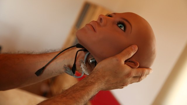 Boneka Robot Perempuan (Foto: REUTERS/Albert Gea)