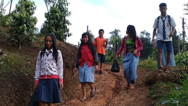 Para pelajar di Desa Sungkung, Bengkayang, Kalbar. (Foto: Instagram: @anggitpurwoto)