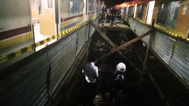 KRL Commuter Line tertahan di Stasiun Cilebut. (Foto: Aditia Rizki Nugraha/kumparan)