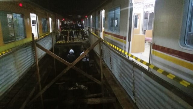 KRL tertahan di Stasiun Cilebut. (Foto: Aditia Rizki Nugraha/kumparan)