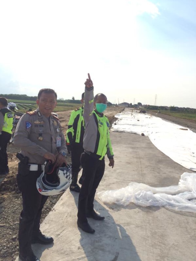 Polisi mengawasi proses pembangunan tol. (Foto: Dok. Polres Brebes)