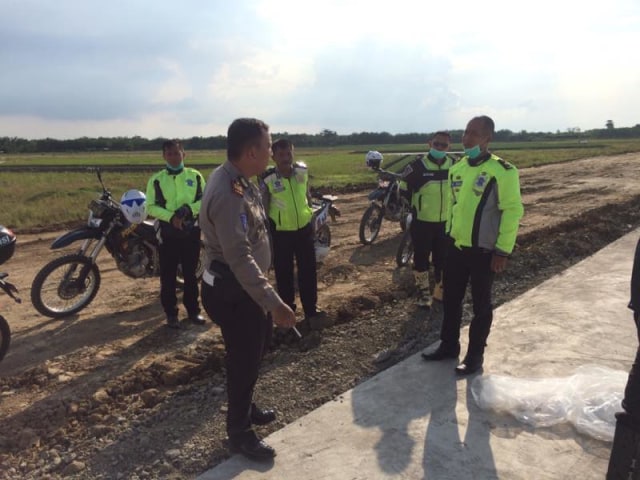 Sejumlah aparat keamanan di area pembangunan. (Foto: Polres Brebes)