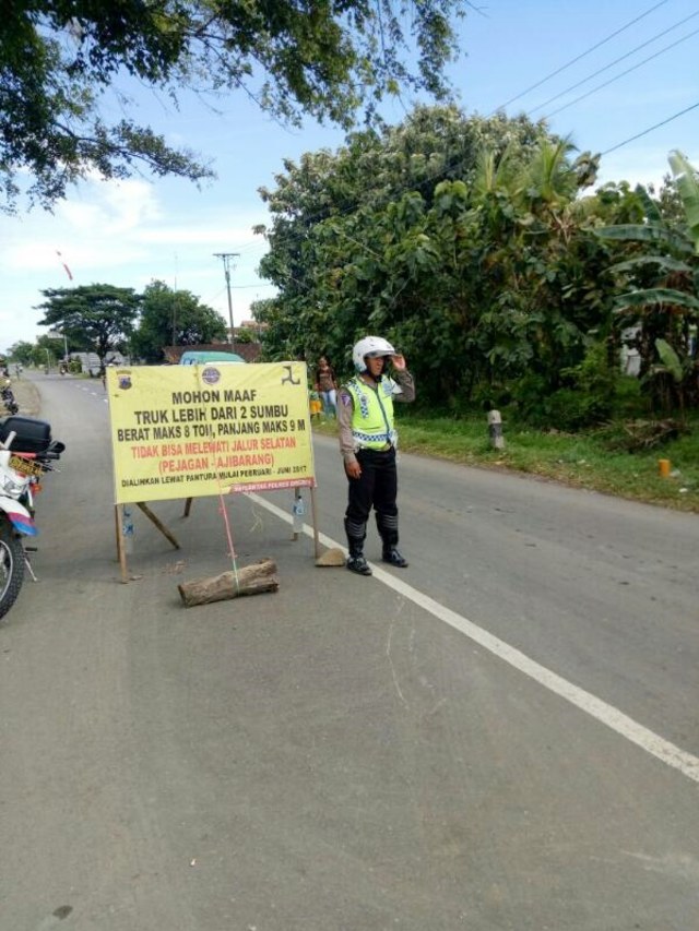 Polisi mengatur lalu lintas. (Foto: Dok. Polres Brebes)