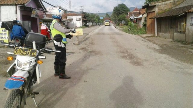 Seorang polisi mengatur lalu lintas. (Foto: Dok. Polres Brebes)